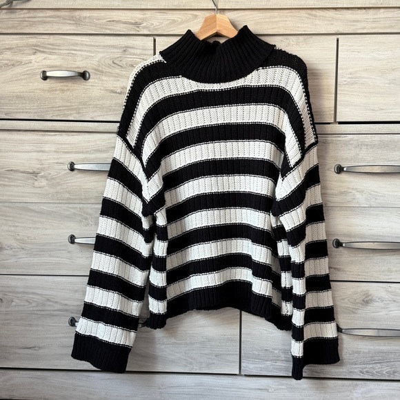 Cool and classy Vince Camuto black and White knit chunky, cropped sweater XL - Picture 2 of 11